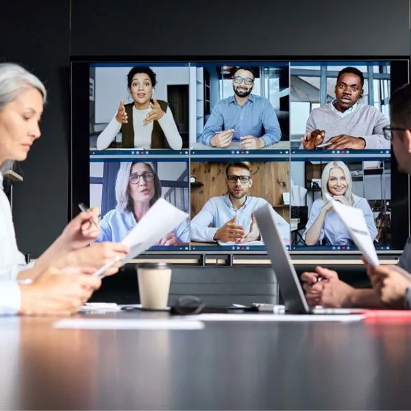 Videokonferenz auf einem Laptopbildschirm