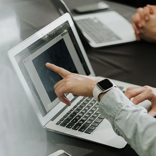 Hände, die an einem Laptop arbeiten